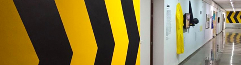 Imagen de un pasillo en el que aparecen líneas de colores amarillo y negro pintadas en las paredes.