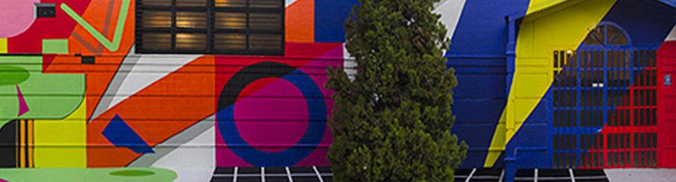 Imagen en la que se puede observar la fachada exterior del edificio "Tuenti Urban Art Academy".